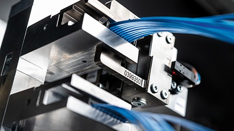 Example of an additional function: a customized tool closes the secondary lock on the connector housing