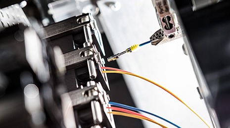 The loading gripper monitors loading force throughout production and checks for correct terminal latching.