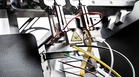 The bundler sorts the batches and fixes the matching wires with adhesive tape in one process step.